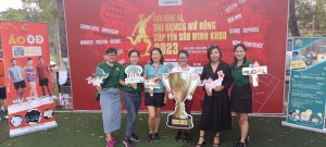 Ban tổ chức chụp hình cùng các nhà tài trợ