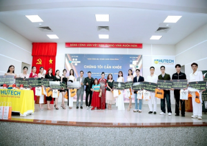 BTC và Khách mời cùng các bạn sinh viên chụp ảnh lưu niệm