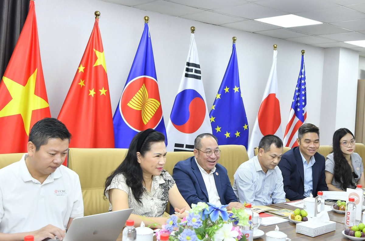 Ông Steve Bùi (Người ngồi giữa) - Chủ tịch Hội đồng Doanh nghiệp Việt Nam - Trung Quốc (VCBC) giới thiệu về hoạt động tại Việt Nam. (Ảnh: Đan Trần)