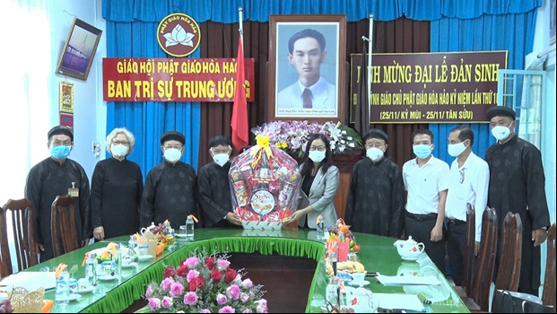 Bà Trần Thị Minh Thu, Vụ trưởng Vụ các tôn giáo khác, Ban Tôn giáo Chính phủ trao tặng BTSTƯ phần quà Chúc mừng Đại lễ