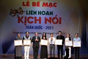 Thứ Trưởng Bộ VH,TT&DL, PGS.TS Tạ Quang Đông Trao Giải vàng dành cho 6 tác phẩm xuất sắc nhất Liên hoan