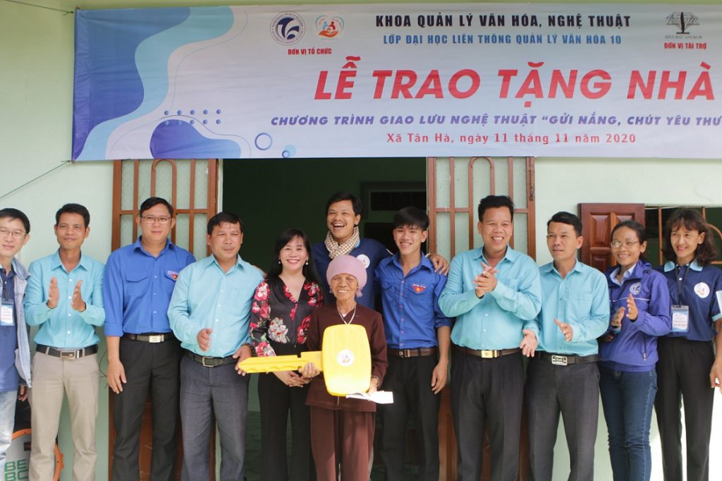 Đạo diễn Hoàng Duẩn cùng sinh viên đại học văn hóa Tổ chức sự kiện trao nhà cho đồng bào nghèo tại Bình Thuận
