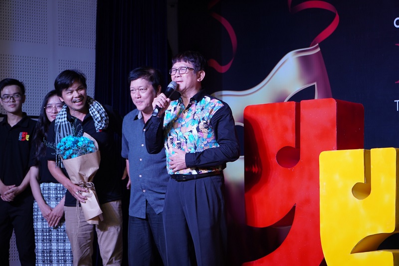 Đạo diễn Hoàng Duẩn (cố vấn của CLB) tặng hoa và giao lưu cùng nghệ sĩ Bảo Trí, nghệ sĩ Mai Dũng